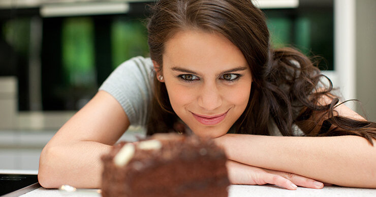 И хочется, и колется: 4 способа не бросить диету при виде тортика