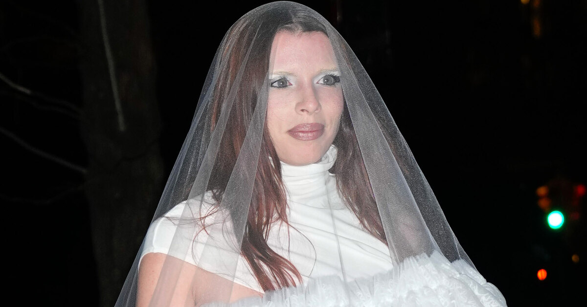 Джулию Фокс спустила платье невесты, обнажив сексуальную фигуру в стрингах