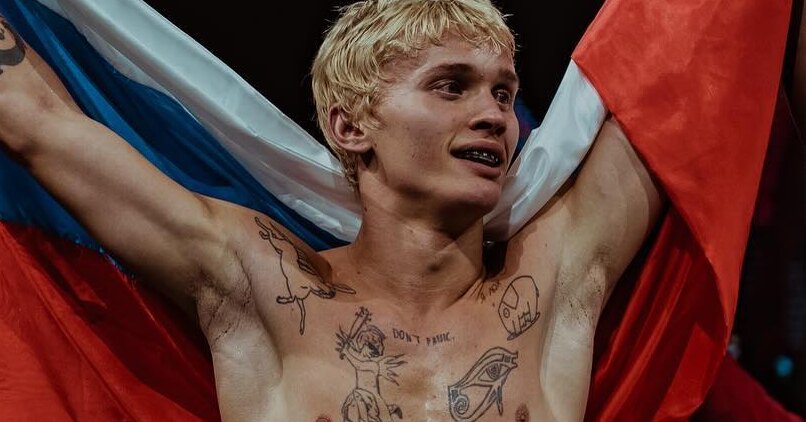 Даня Милохин вышел на дебютный бой с флагом России и нокаутировал индийца