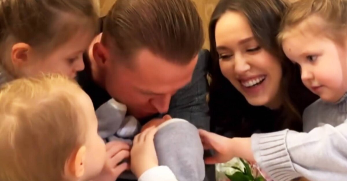 Дмитрий Тарасов привез жену с новорожденным четвертым ребенком из роддома домой