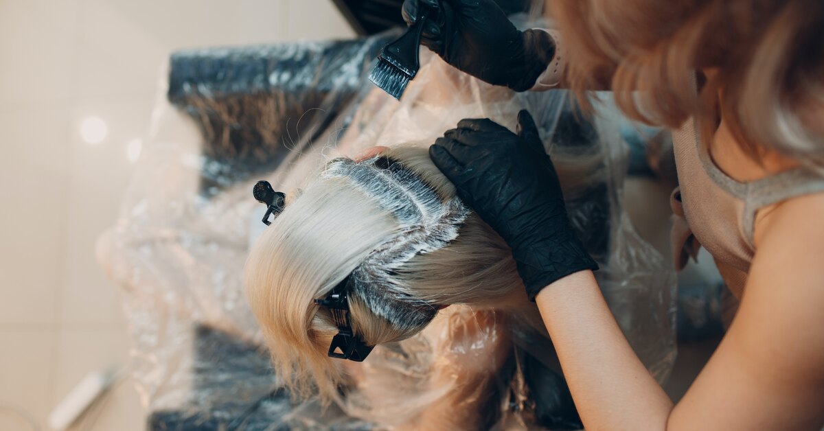 Как ухаживать за окрашенными волосами, если тебе больше 50 лет: советы экспертов