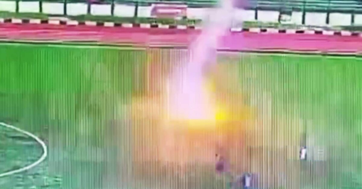 Молния убила 35-летнего футболиста во время матча в Индонезии