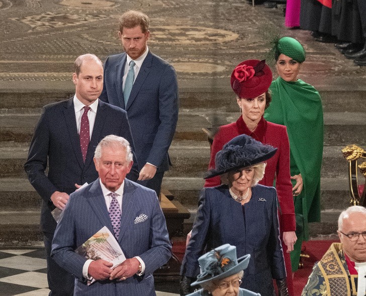 Гарри и Меган продолжают дразнить королевскую семью — они сменили детям фамилию