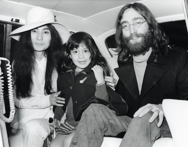 Йоко Оно с дочкой Киоко и Джон Леннон