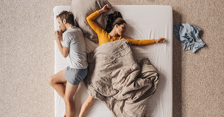 Лицом или спиной? 9 поз для сна с партнером — и что они значат для отношений
