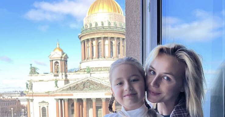 Полина Гагарина поздравила девушек с 8 Марта, показав милое фото с дочерью Мией