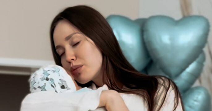 Анастасия Костенко показала, как кормит грудью новорожденного сына
