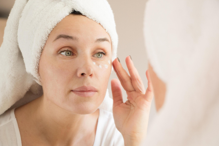 Больше никаких «гусиных лапок»: лучшие средства для кожи вокруг глаз