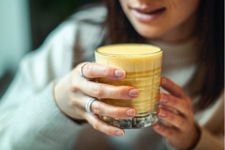 Что такое «золотое молоко» и почему его полезно пить
