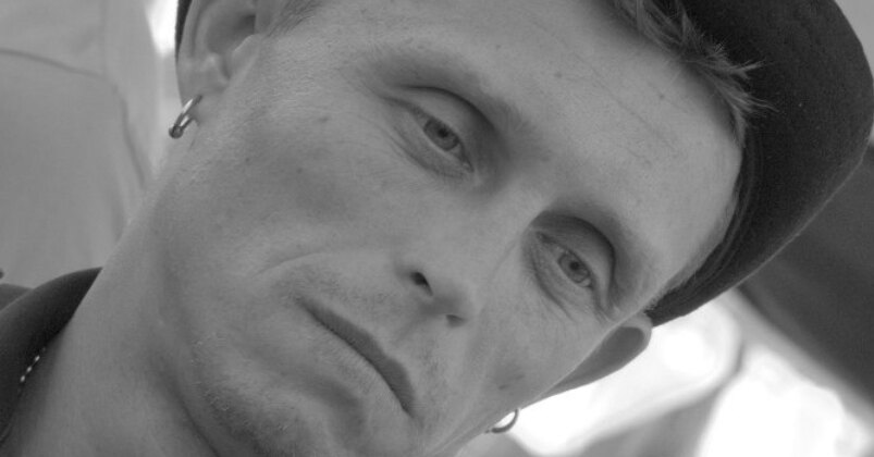 Умер после жестокого избиения лидер группы «Плаксы» Павел Якухин