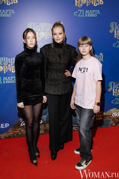 Юлия Пересильд с дочками Анной и Марией
