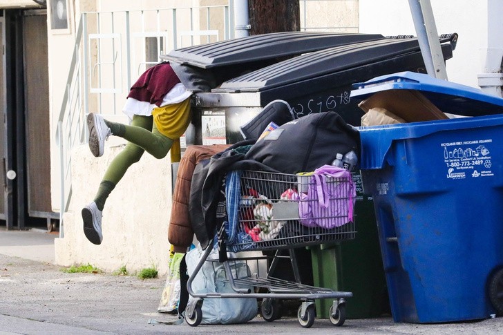 Лишь ноги торчат из мусорного бака: последние снимки экс-модели Лони Уилсон, ставшей бомжом, шокируют