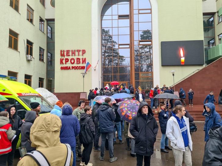 Очереди на пунктах сдачи крови, бесплатное такси и помощь от простых людей: Россия сплотилась вокруг трагедии в «Крокусе»