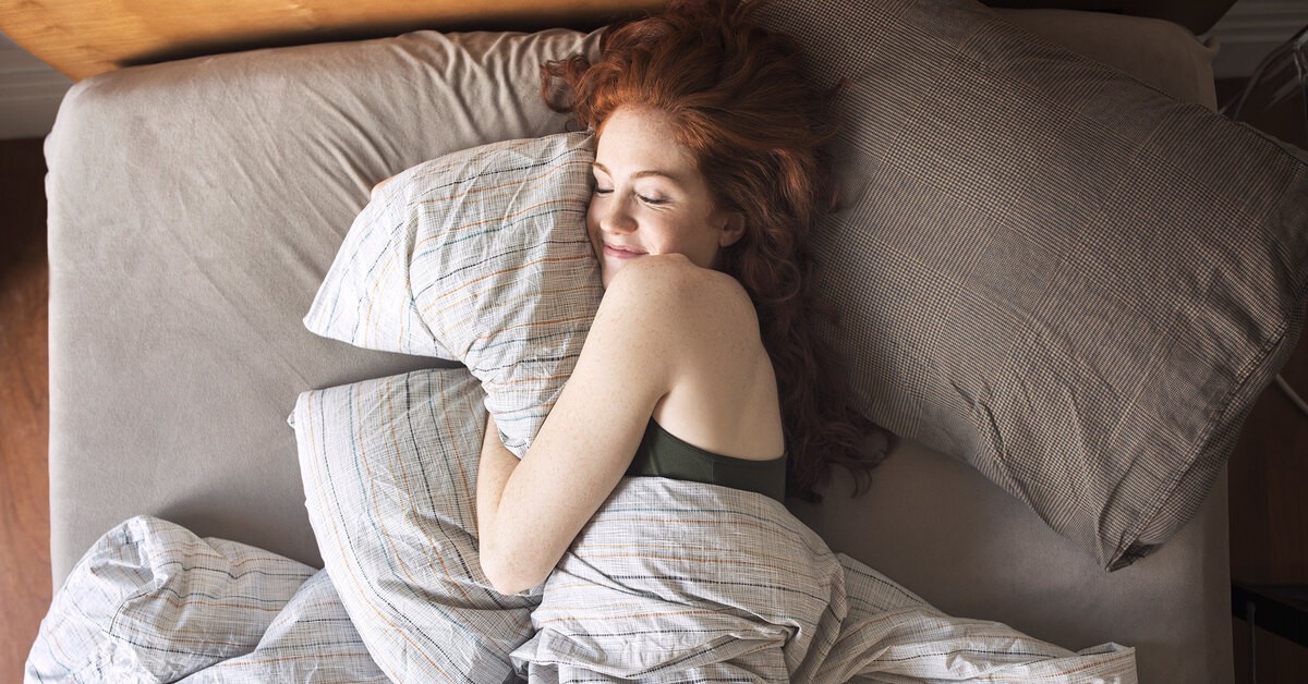 Это простое правило сна поможет забыть об отеках с утра — а еще ты похудеешь!