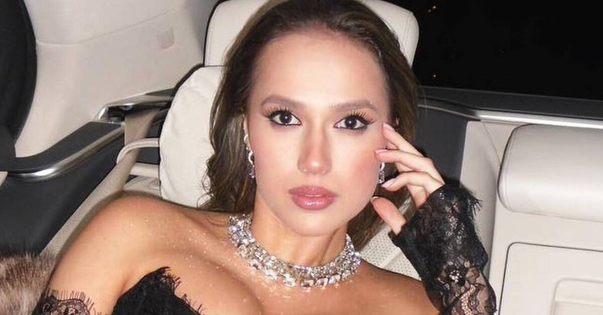 Алина Загитова раскрыла секрет интригующего фото в свадебном платье