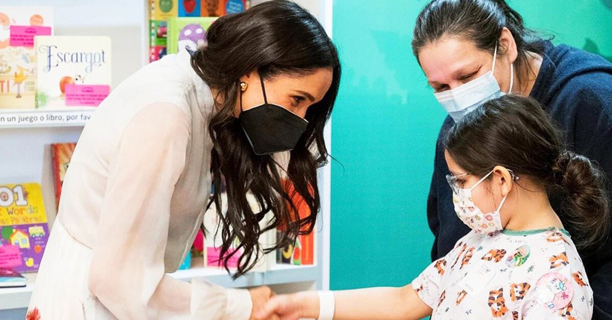 Меган Маркл в платье с цветочным принтом появилась в детской больнице Лос-Анджелеса