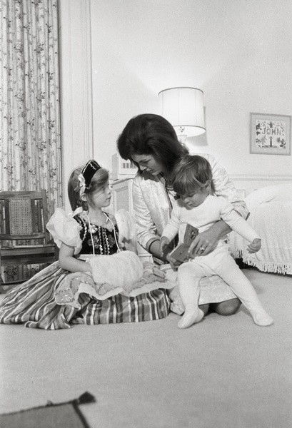 Жаклин Кеннеди с детьми
