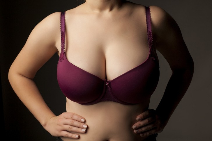 Не полной грудью: почему женщины уменьшают бюст и как это влияет на их жизнь