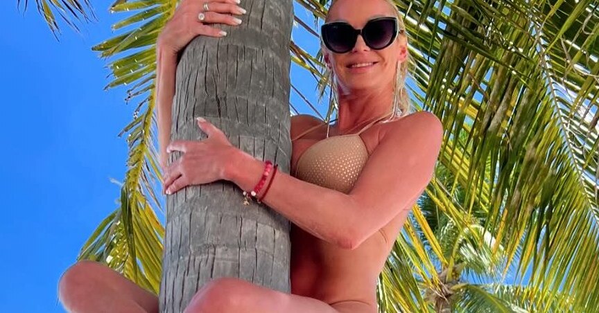 Анастасия Волочкова в бикини влезла на пальму на Мальдивах