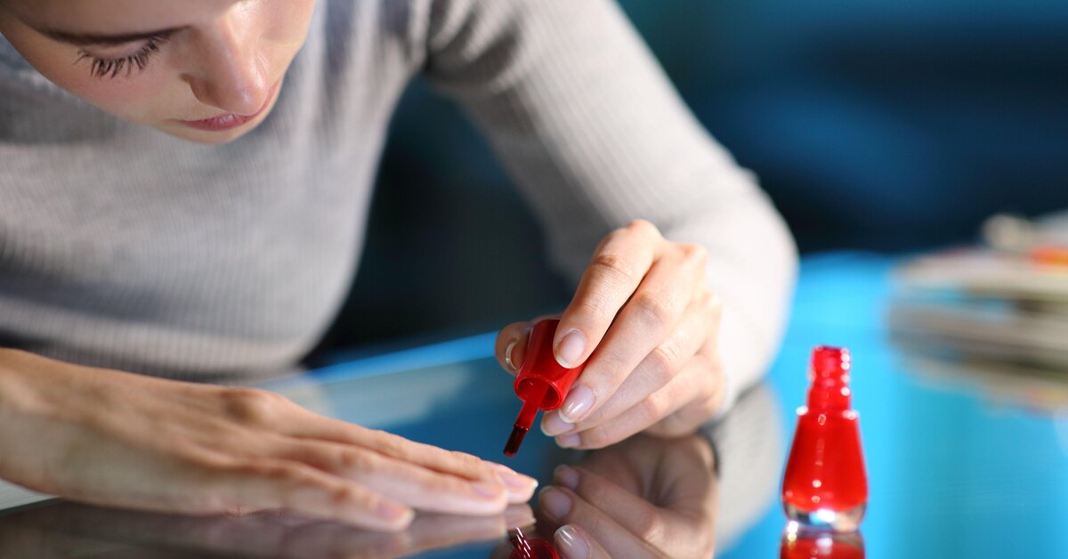 Как аккуратно накрасить ногти недоминантной рукой: ты удивишься, насколько это просто!
