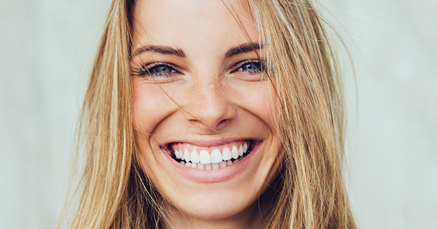 Ослепительная улыбка: 5 самых популярных способов отбелить зубы